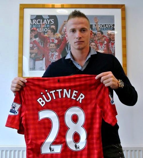 Gia nhập Old Trafford, hậu vệ 23 tuổi người Hà Lan Alexander Buttner sẽ được mang áo số 28. Phát biểu trong buổi lễ ra mắt, Alex Buttner cho biết: “Thật tuyệt vời, giấc mơ được chơi cho Man United của tôi đã thành hiện thực. Tôi tin mình có thể học hỏi rất nhiều từ những đồng đội mới ở đây và tôi nóng lòng được ra sân thi đấu cùng họ. Mong rằng tất cả mọi người sẽ giúp tôi hòa nhập với môi trường mới. Tôi thực sự rất hạnh phúc khi được có mặt ở đây.”